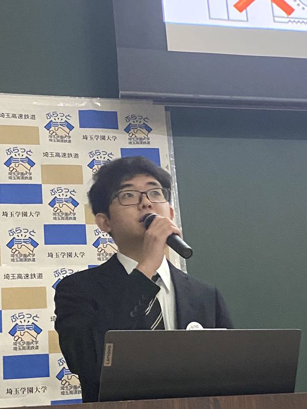 産学連携プロジェクトでのゼミナール活動を発表する経済経営学部の学生