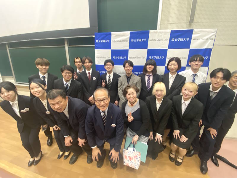 フォーラム終了後、平野社長、大野常務、登壇した学生で記念撮影